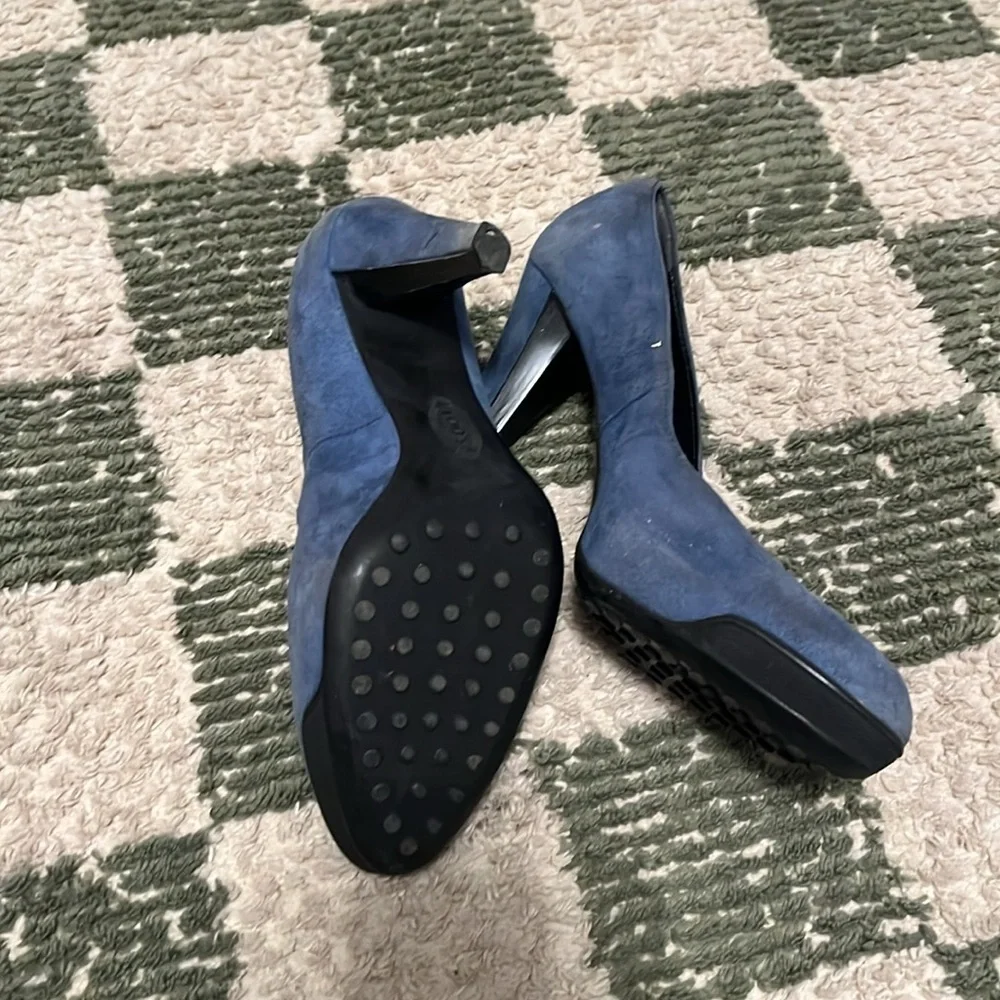Tod’s blue suede pumps